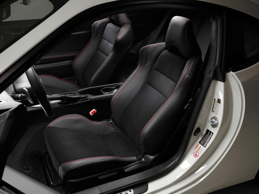 Интерьер Scion FR-S Monogram Series 2014 года  (фото 2 из 25)